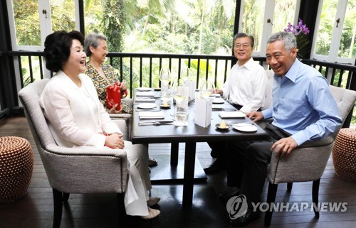 리센룽 총리와 오찬 함께하는 문 대통령 내외