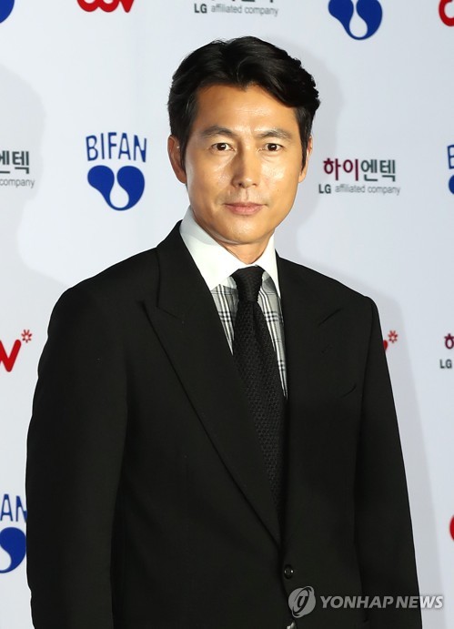 포즈 취하는 정우성