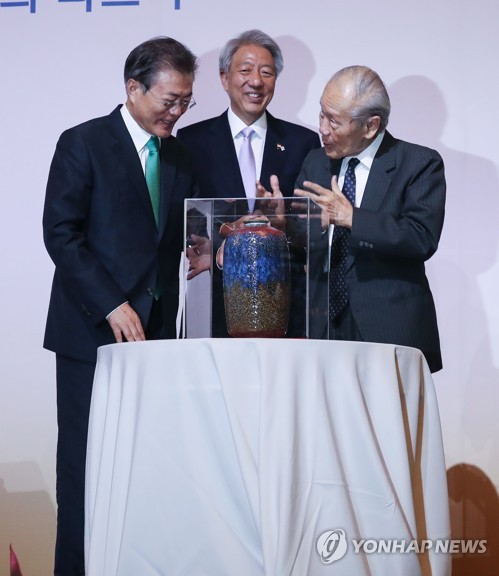 '싱가포르 렉처' 마친 뒤 선물받는 문 대통령
