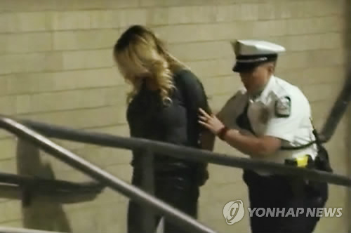 수감되는 '트럼프 성관계 폭로' 포르노 배우