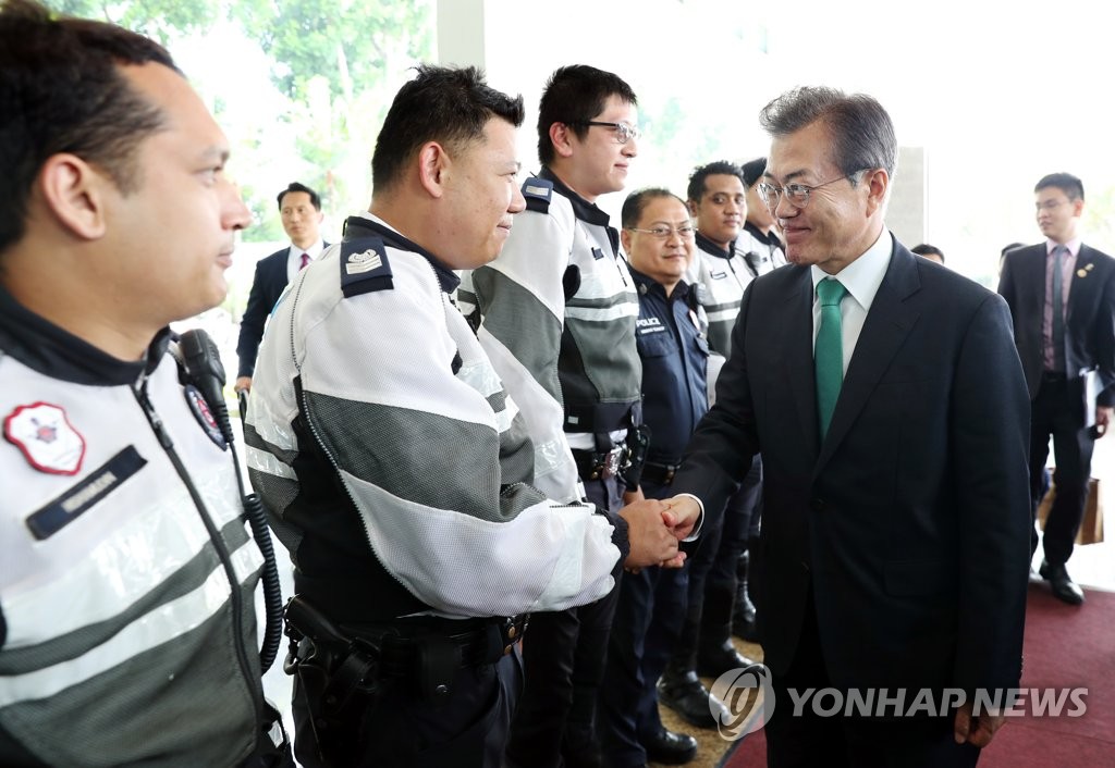 출국 앞두고 현지 경찰들과 인사하는 문 대통령