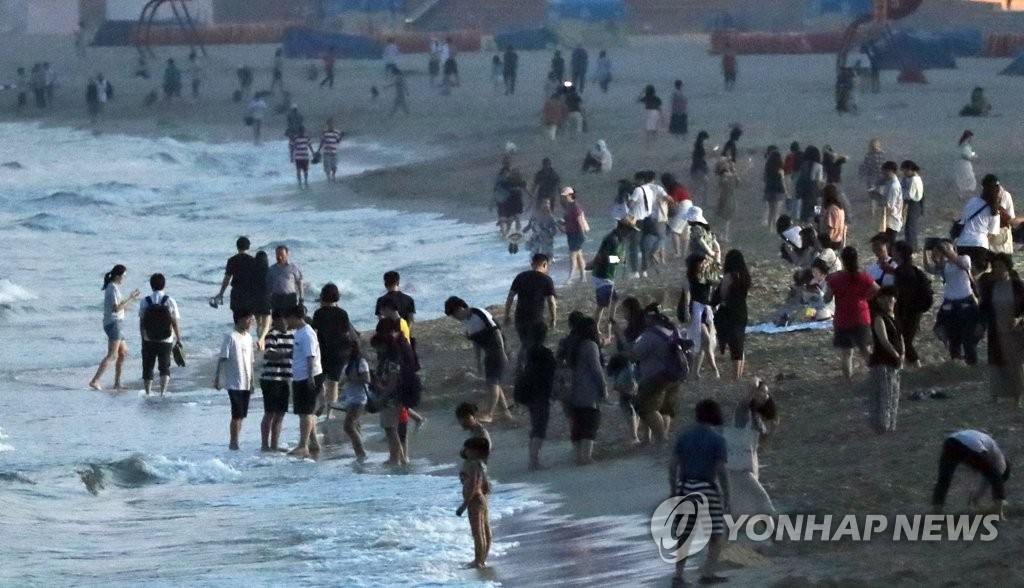 열대야 식히는 해운대 피서객