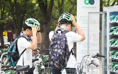 따릉이 탈 때 헬멧 쓰세요…여의도서 헬멧 시범 대여