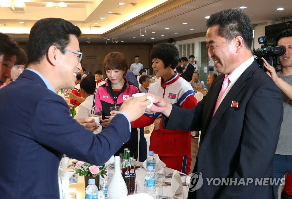 건배하는 북한 주정철 서기장과 허태정 대전시장