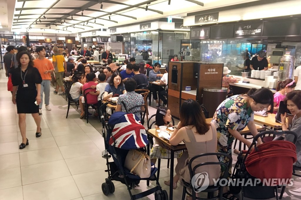 "덥다 더워" 백화점 식당가로 몰려든 사람들 [연합뉴스 자료사진]