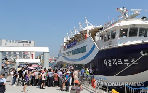 부산 남항 일대를 운항하는 자갈치크루즈