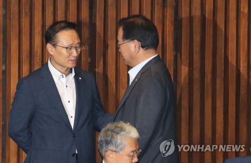 대화하는 김부겸과 홍영표