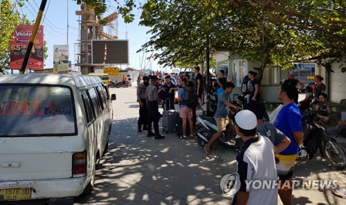 롬복 지진 현장 벗어나기 위해