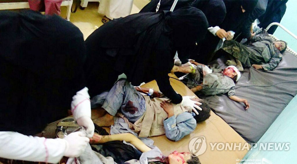 "사우디, 예멘서 통학버스 폭격 50여명 사망…대부분 어린이"