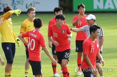 감독과 함께 장난치는 선수들