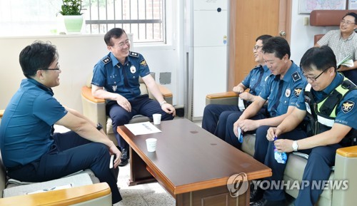 화천서 간동파출소 방문한 김원준 강원경찰청장(왼쪽 두 번째)