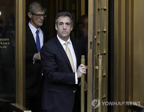 뉴욕 연방법원 나서는 '트럼프 충복' 코언