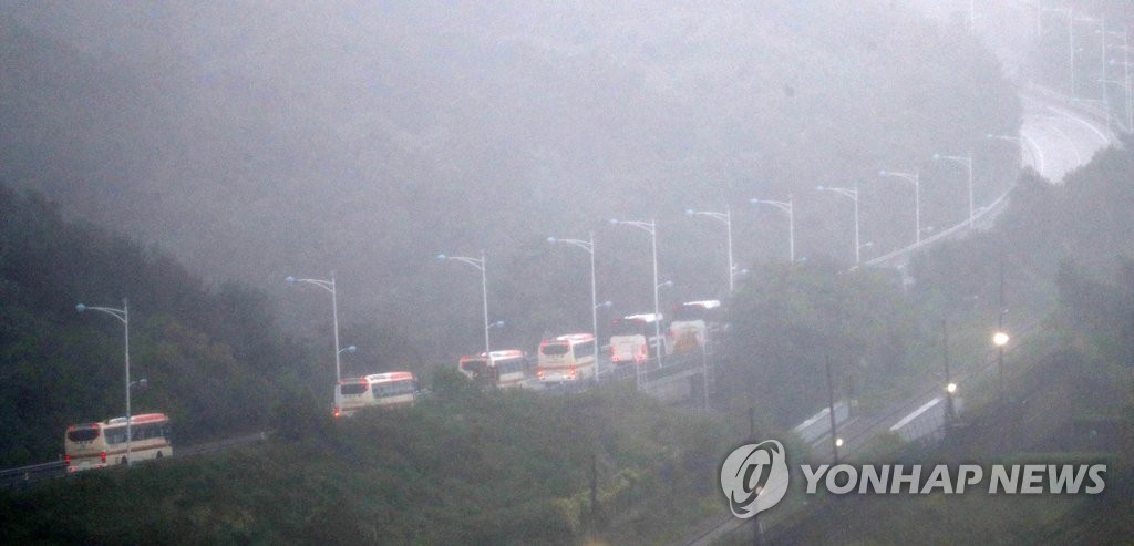해무 사이로 보이는 이산가족 차량 행렬