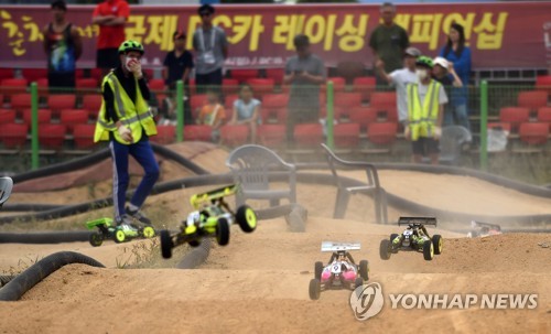 경주하는 RC카