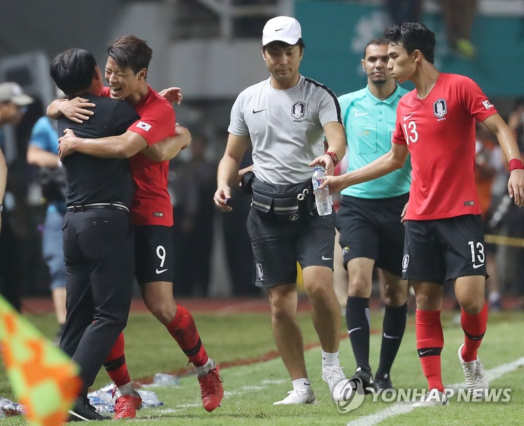 황희찬과 김학범 감독
