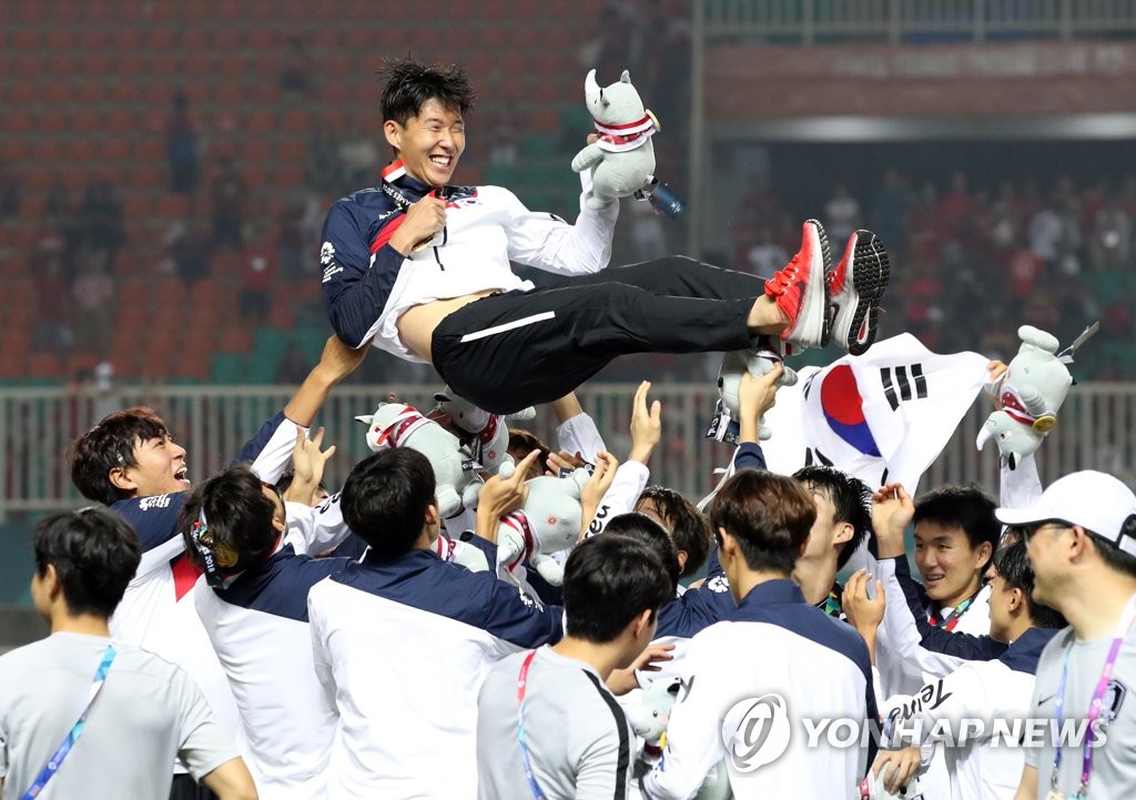 손흥민 날아올라