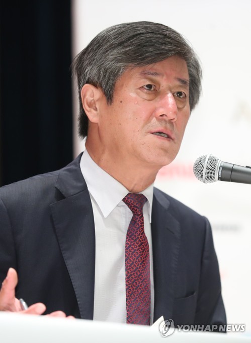 질문에 답하는 이용관 부산국제영화제 이사장
