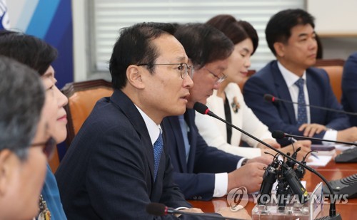 정책조정회의에서 발언하는 홍영표