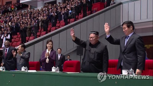 북한 9·9절 집단체조 공연 관람하는 김정은
