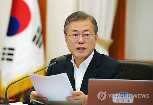 국무회의에서 발언하는 문 대통령