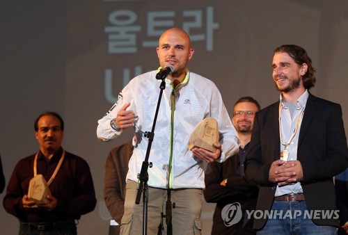 대상 소감 말하는 '울트라' 감독