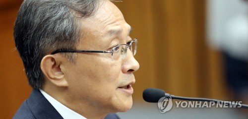 질의에 답하는 유남석 헌재소장 후보자