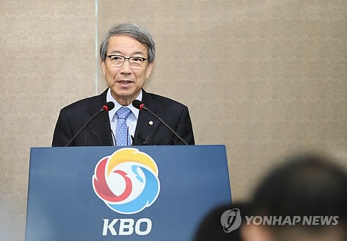 기자회견 하는 정운찬 KBO총재