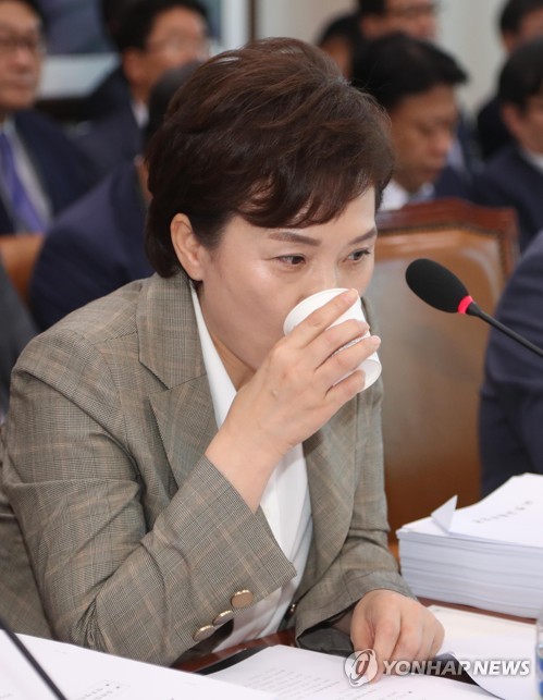 물 마시는 김현미 장관
