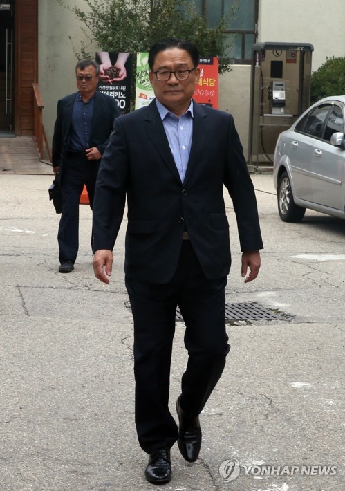굳은 표정으로 법정 향하는 박찬주 전 대장