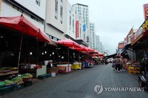 '추석 코앞인데…' 한산한 조선소 인근 전통시장