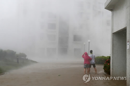 초강력 태풍 '망쿳' 홍콩 상륙…10만 명 관광객 발 묶여