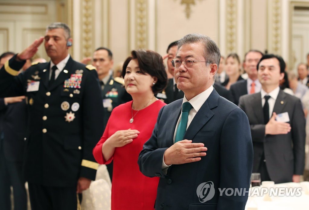 국기에 경례하는 문 대통령