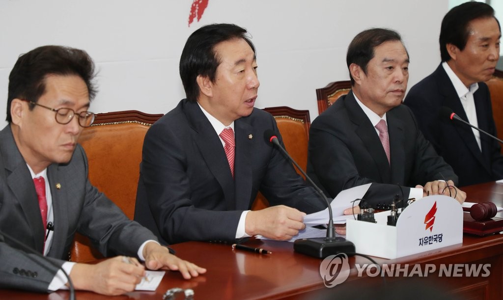 발언하는 김성태 원내대표
