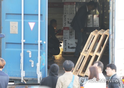 붉은불개미 발견된 컨테이너 조사하는 관계자들