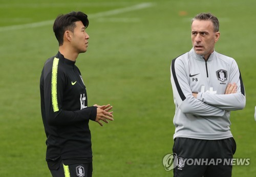 파울루 벤투(오른쪽) 축구대표팀 감독과 손흥민