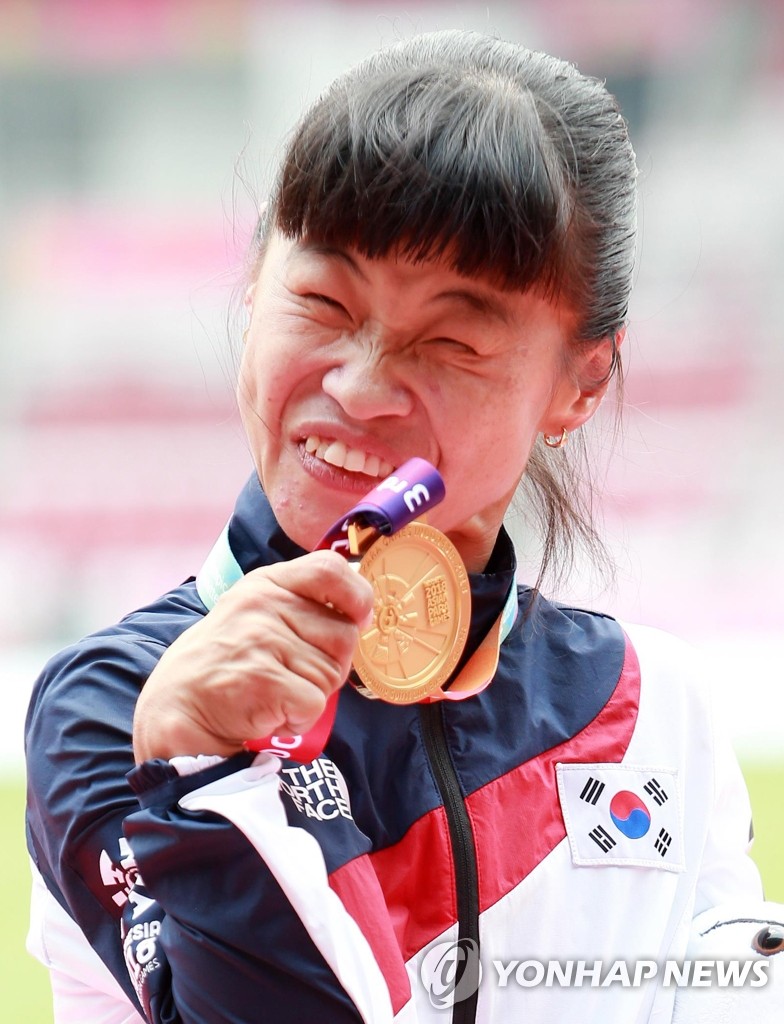 환한 미소 짓는 전민재