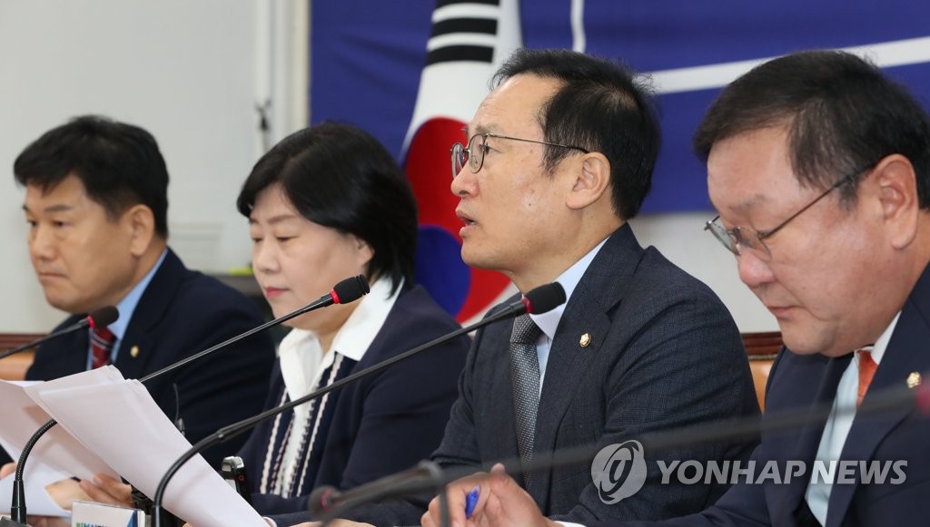 발언하는 홍영표 원내대표