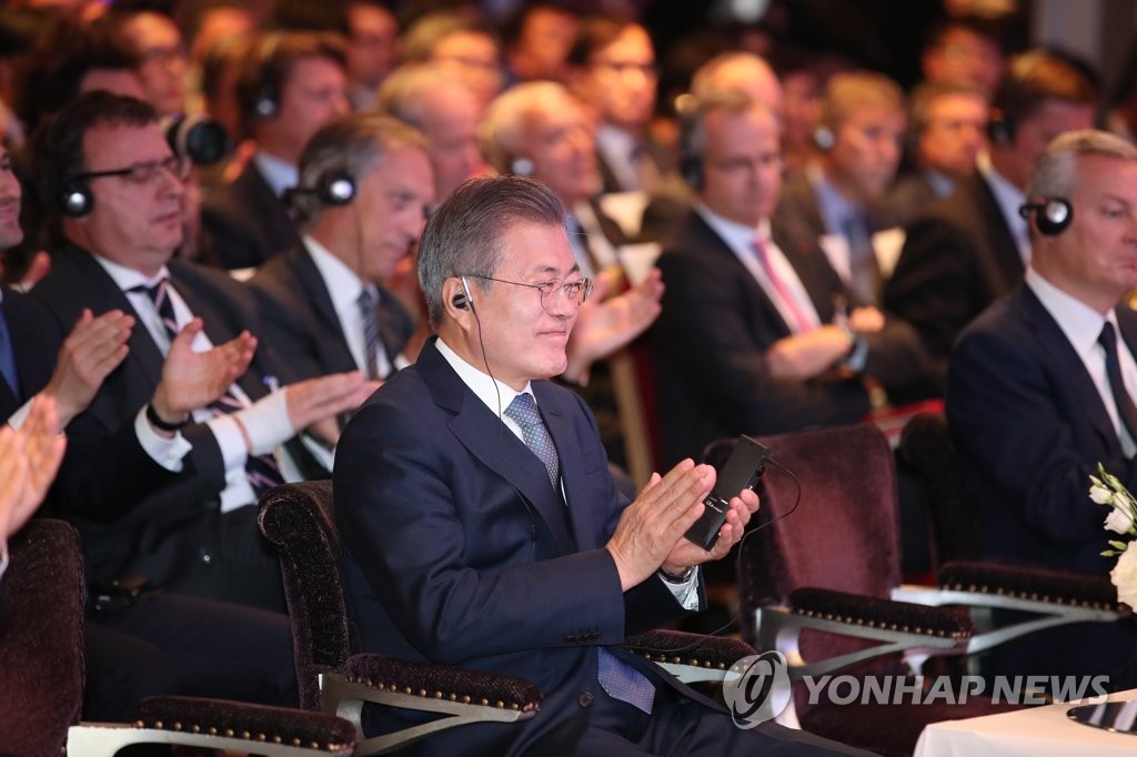 South Korean President Moon Jae-in (front row, L) attends a meeting of South Korean and French business leaders in Paris on Oct. 16, 2018. (Yonhap)