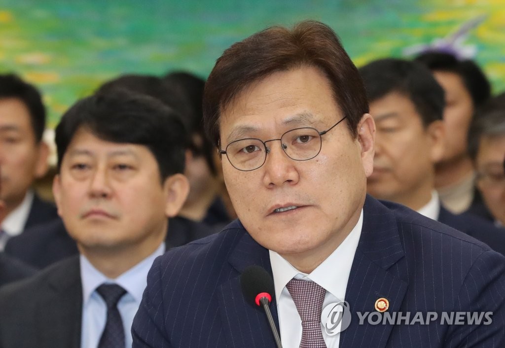 답변하는 최종구 금융위원장
