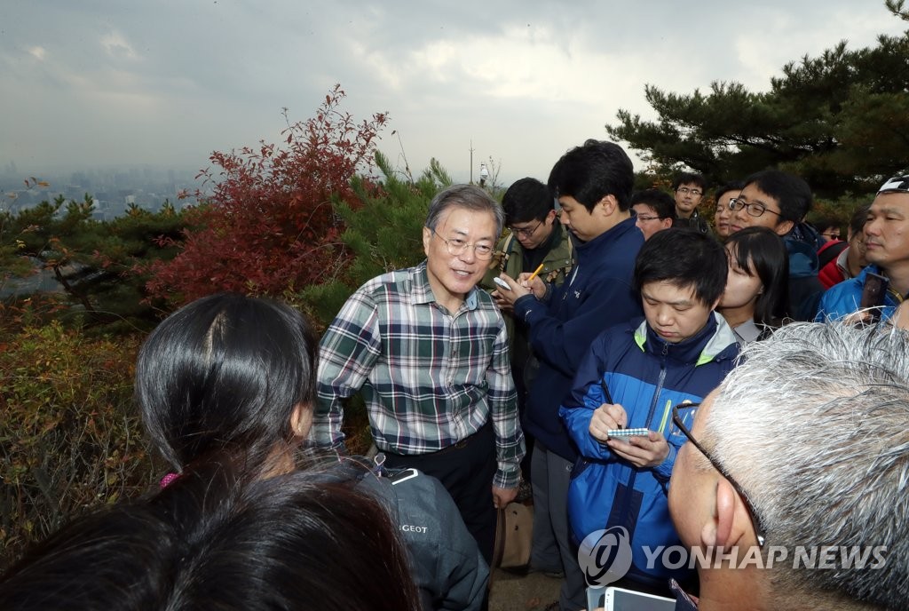문 대통령, '북악산 산행'