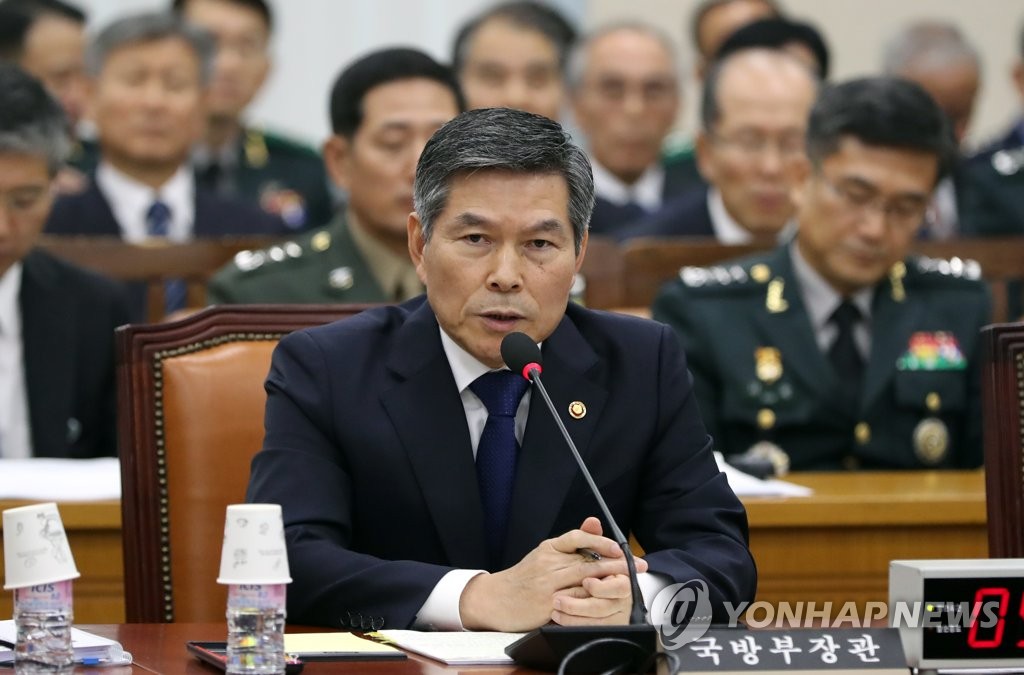 답변하는 정경두 국방장관