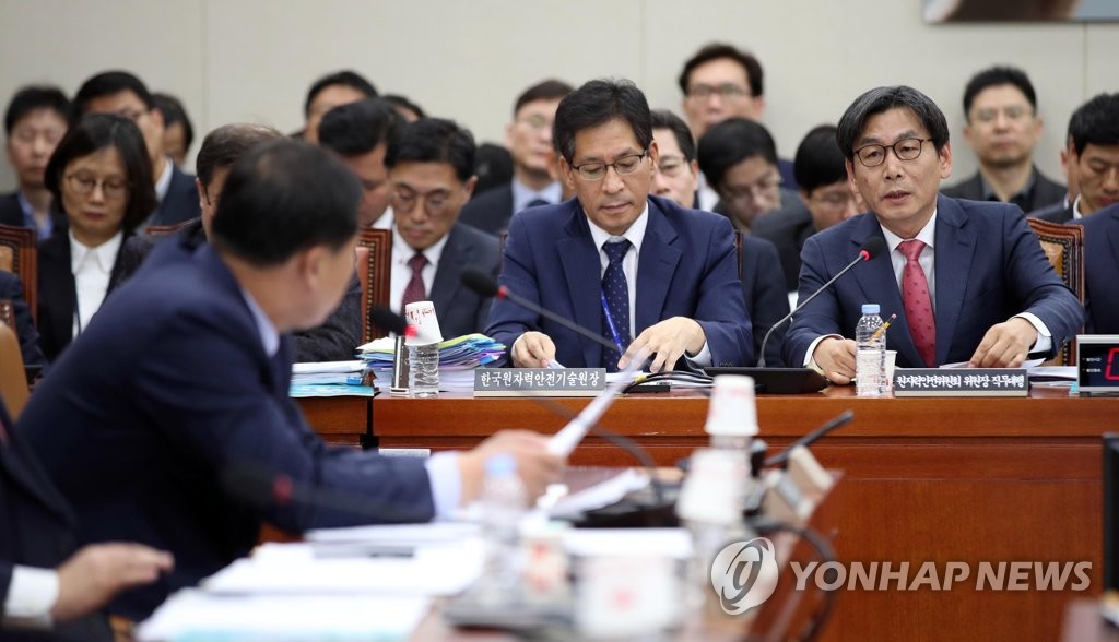 질문 답하는 엄재식 직무대행