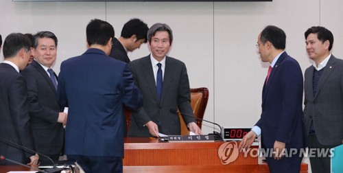 인사하는 남북경제협력특위 의원들