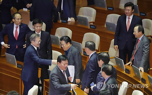야당 의원들과 인사 나누는 문 대통령