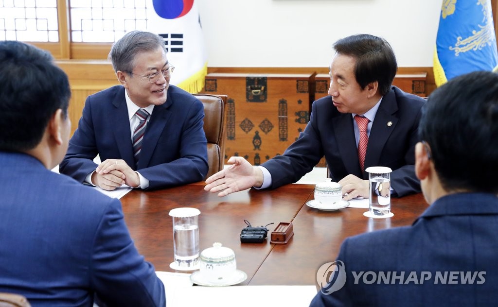얘기 나누는 문 대통령과 김성태 한국당 원내대표