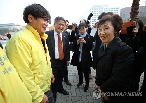 형제복지원 농성장 찾은 최영애 인권위원장
