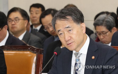 예산안 관련 질의에 답변하는 박능후 장관