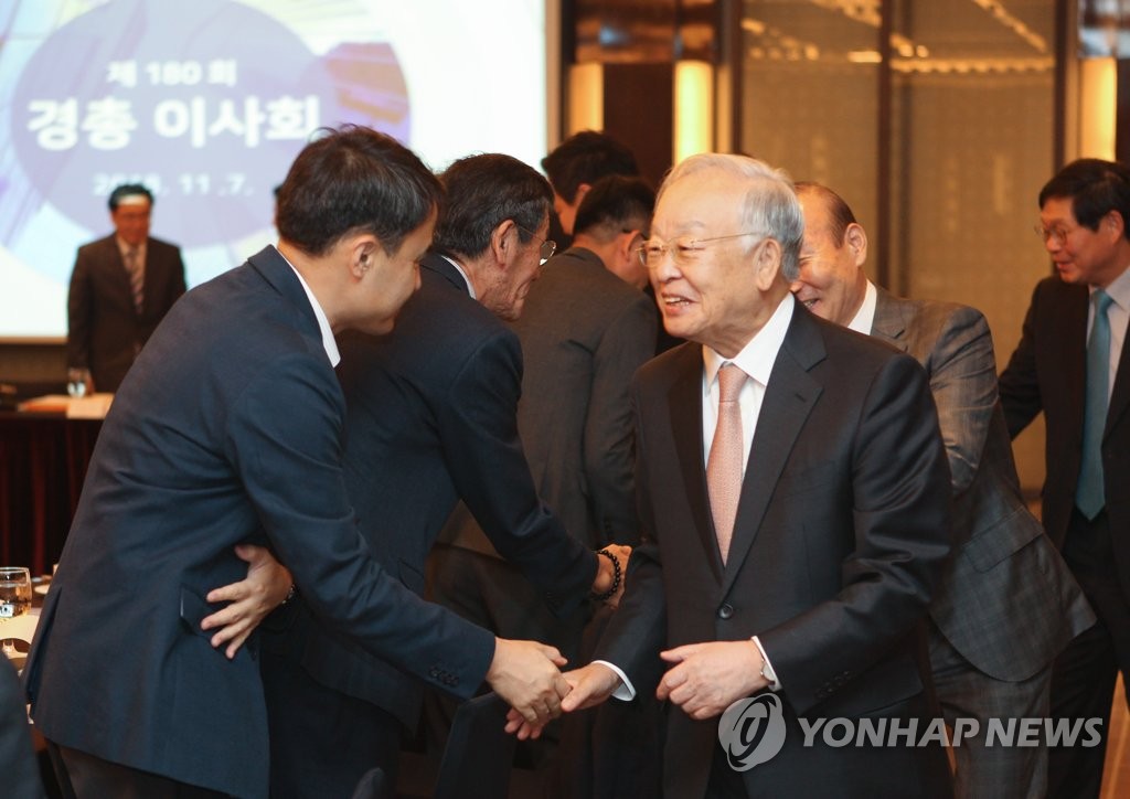 인사나누는 손경식 경총 회장