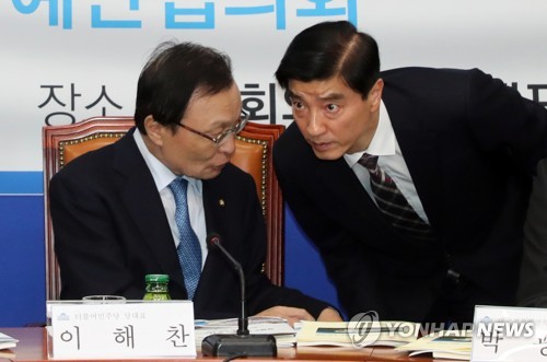 대화하는 이해찬 대표와 이해식 대변인