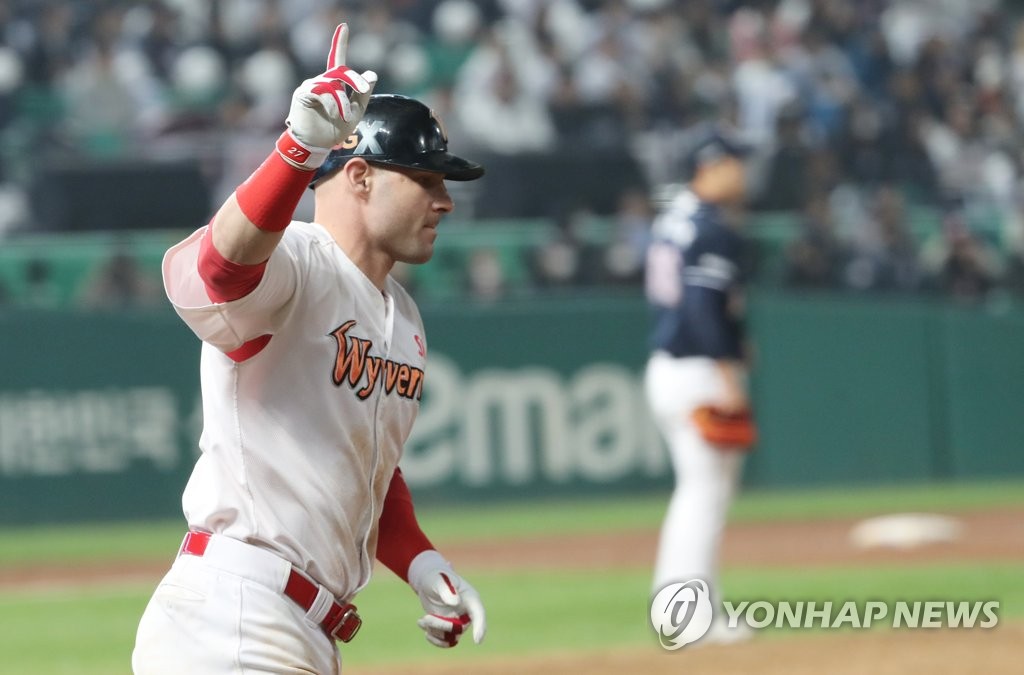 In this file photo from Nov. 7, 2018, Jamie Romak of the SK Wyverns celebrates his home run against the Doosan Bears in the bottom of the eighth inning of Game 3 of the Korean Series at SK Happy Dream Park in Incheon, 40 kilometers west of Seoul. (Yonhap)